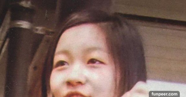 還記得之前我們分享「皇室第一美女」佳子公主宮宴處女秀 粉色禮服超迷人的文章,當時佳子公主出席宮中晚宴的新聞讓日本網友驚歎宛如氣質女神!不過最近2CH論壇一張疑似佳子公主沒化妝的素顏照,立刻引發日本鄉民瘋狂議論與轉發。 相信有不少朋友都有被佳子公主的甜美笑容给秒殺到吧~顏值高不高就不用我多說了!自從他4月進入大學就讀,在皇室嚴格保護隱私下,校園生活幾乎從未曝光,但日前一張照片在2CH曝光,照片中疑似是佳子公主素顏的模樣,單眼皮配上輕鬆妝扮,讓日本網友紛紛留言表示「雙眼皮膠帶的魔術師」、「關鍵是眼睛啊」,
